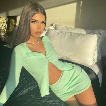 Leah Halton Fashion Style - Kallyz Elite Selection - Viral Beauty Trends