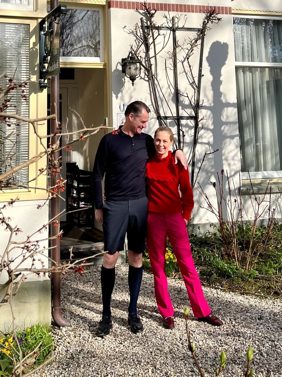 Mirjam van den Broeke en Michael Irish Stephenson voor hun huis.