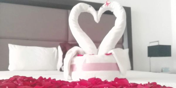 Haz más especial tu llegada con una decoración romántica que seguro sorprenderá a tu pareja