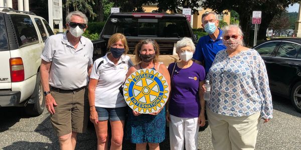 Last week, the local Rotary clubs receives a donation of 4,000 facemarks from a Rotary club in Conne