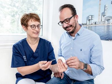 Zahnärztin Dr. Annett Weise nimmt sich Zeit für ihre Patienten.