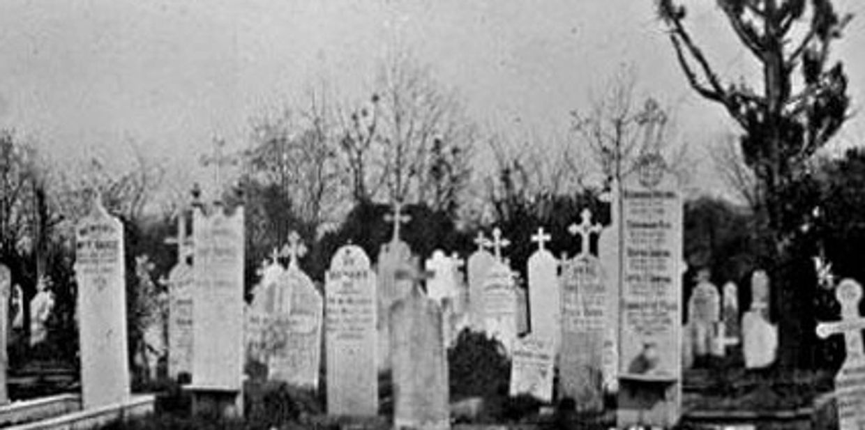 Holt Cemetery, 1907. Photo by M. Durkee via Wikimedia Commons.