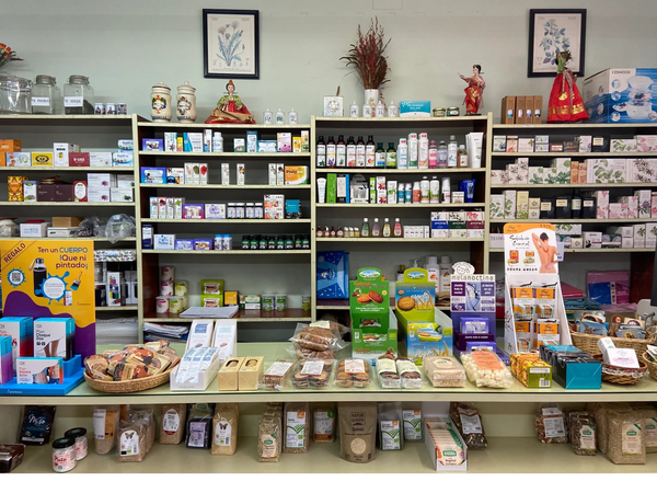 Estanterías con productos de la tienda