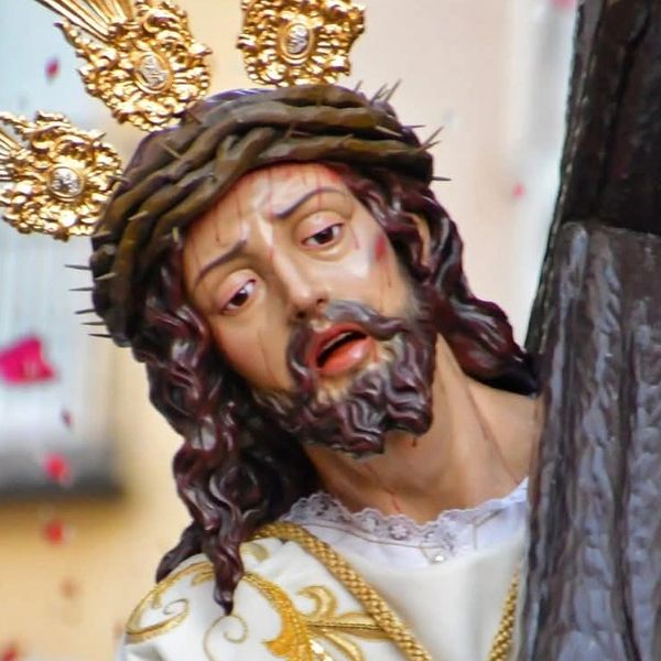Statue of Jesus wearing a crown of thorns and a golden crown.
