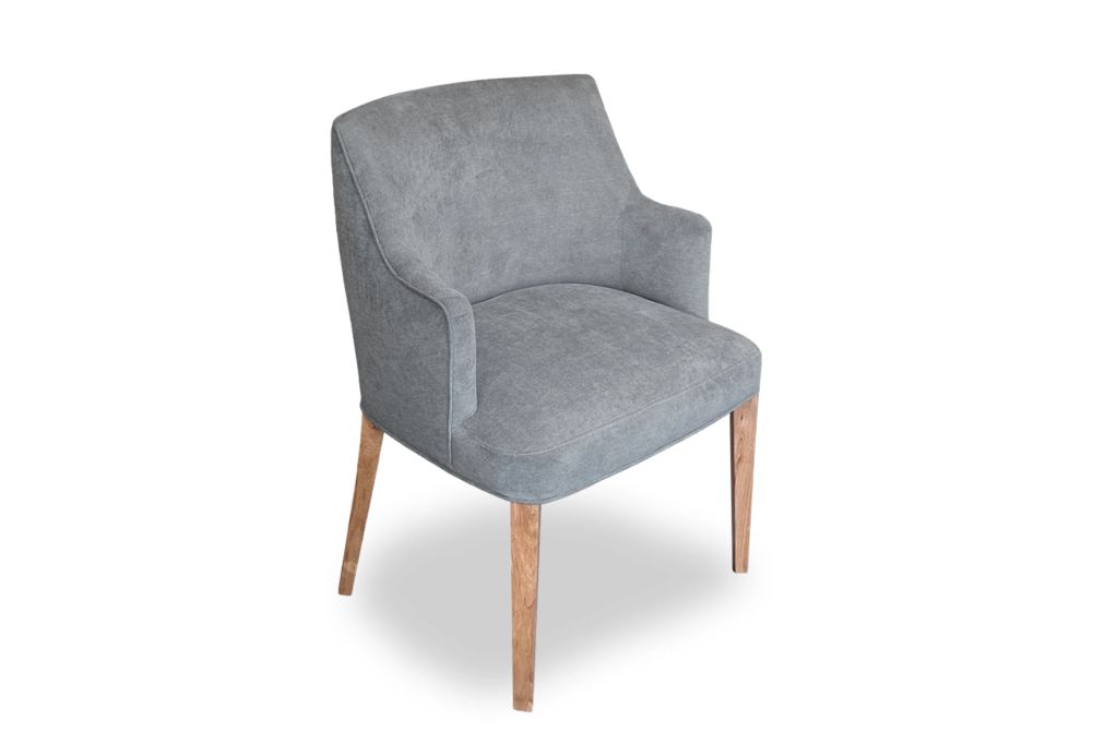 Butaca Sintra ancha de 65 cm con apoyabrazos tapizada y patas de madera maciza de Casa Hestia.