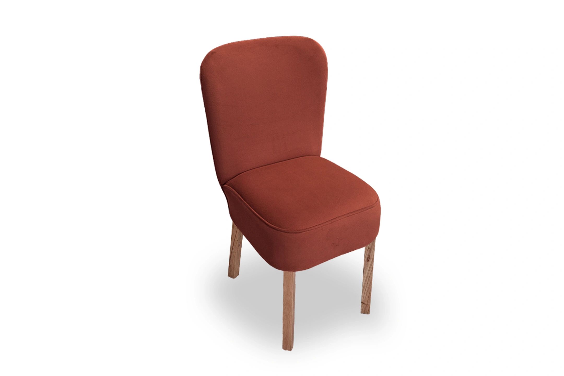 Silla angosta para comedor, tapizada en color rojo malbec y patas de madera, estilo escandinavo