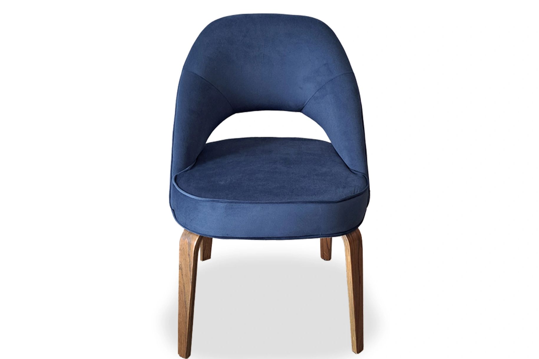 Silla escandinava saarinen de Casa Hestia. Vista frontal, patas de madera y tapizada en pana azul