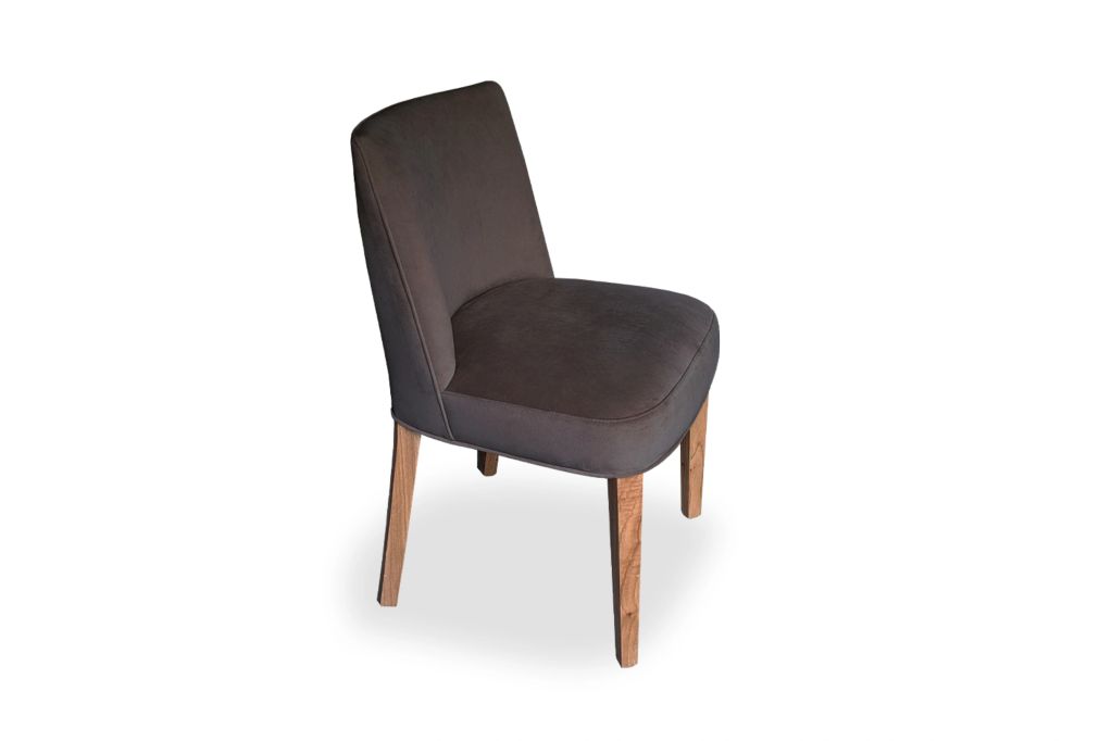 Silla Sintra de diseño moderno con respaldo curvo envolvente y patas de madera maciza de Casa Hestia