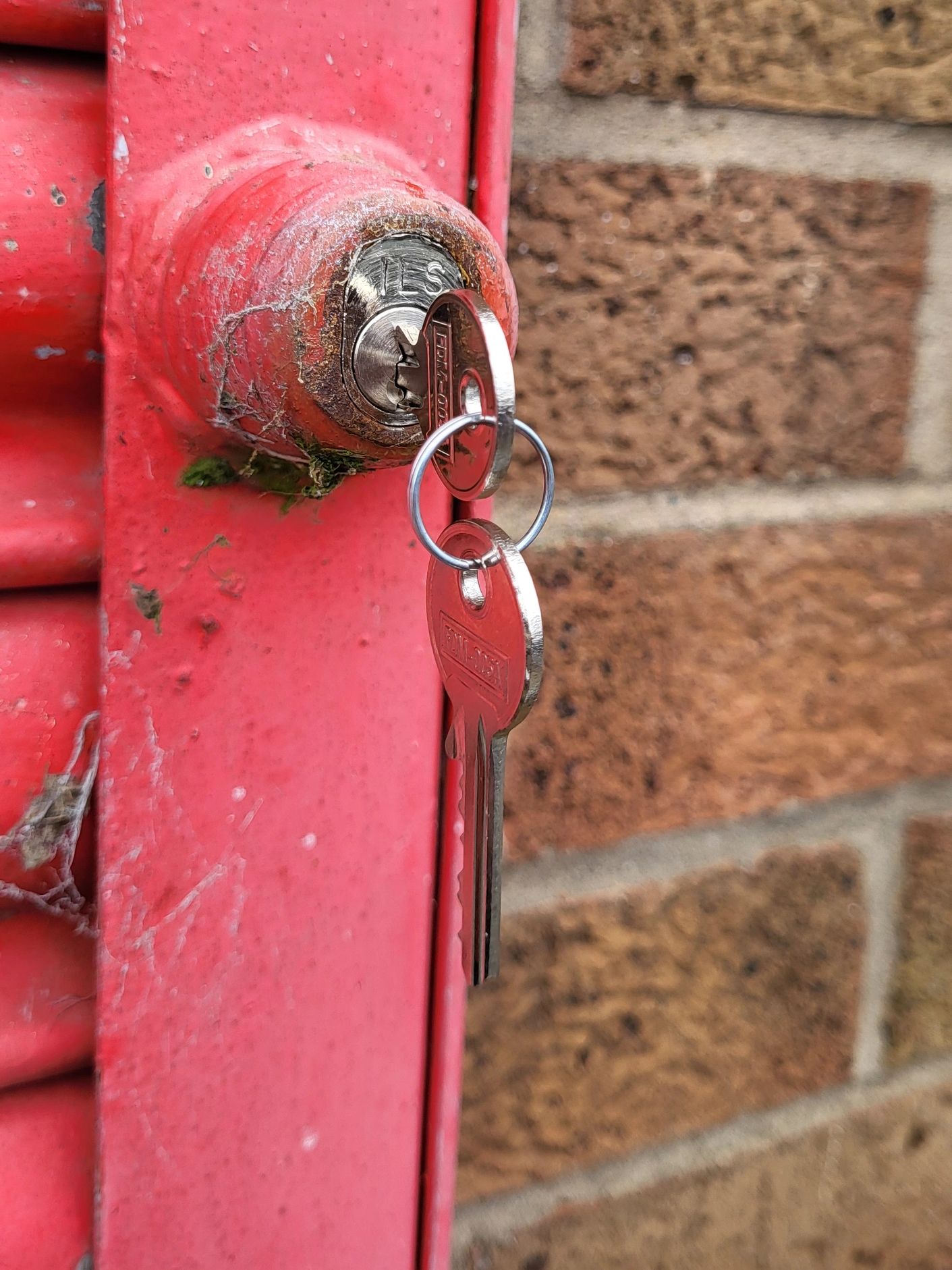 new shutter lock on commercial premises fitted by our locksmith in leeds