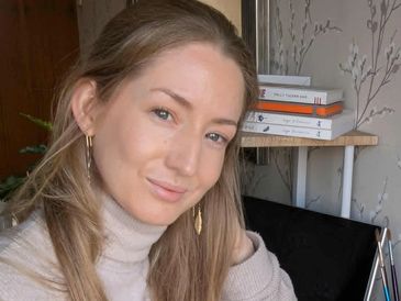 Pet portrait artist Jo Shepherd painting a commissioned Yorkshire Terrier dog portrait