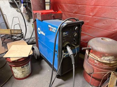 Rated Output 200 Amps at 28 VDC, 60% Duty Cycle
250 Amps at 28 VDC, 40% Duty Cycle
Max. Open-Circuit