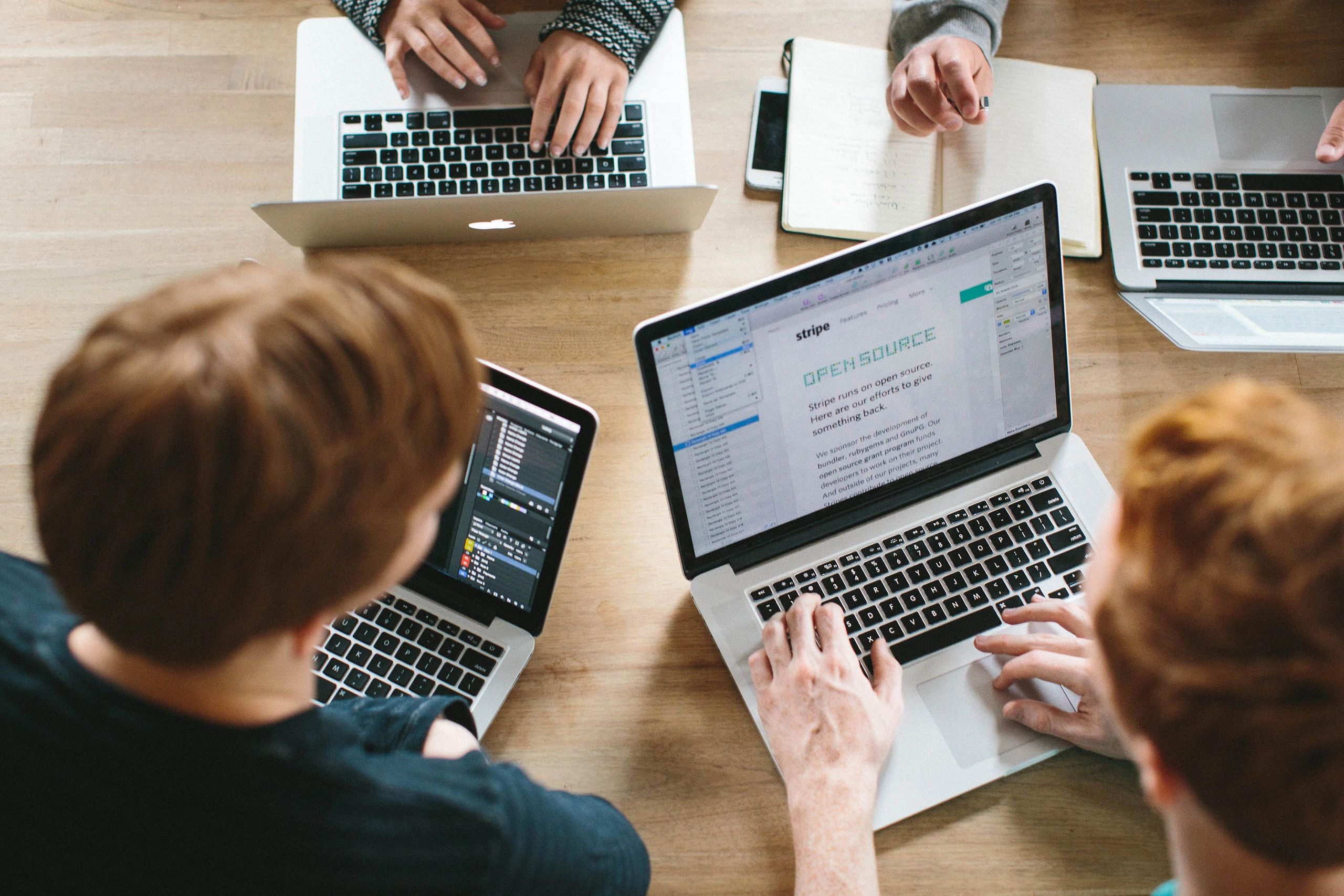 Personas. trabajando en sus MacBook para que sus negocios reciban pagos en línea