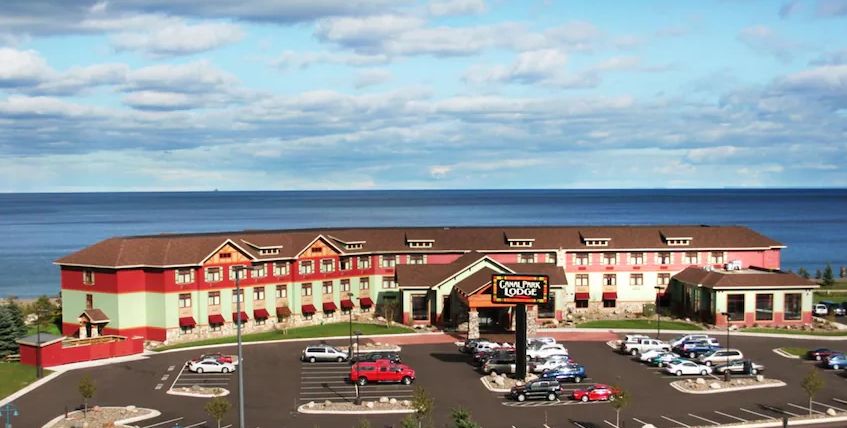 Canal Park Lodge by the lake with a parking lot.