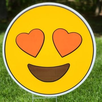 big yellow emoji with heart eyes for yard cards