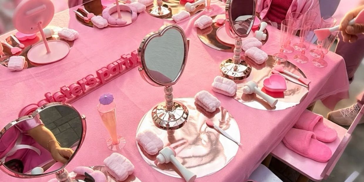 Mesa decorada en tonos rosas para una fiesta femenina.