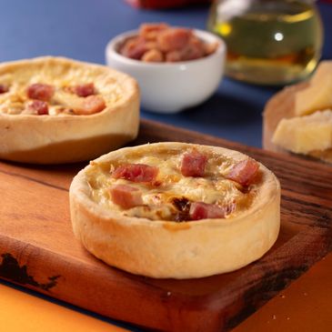 <img alt="quiche individual cortada de lorraine com bacon frito" src="...">