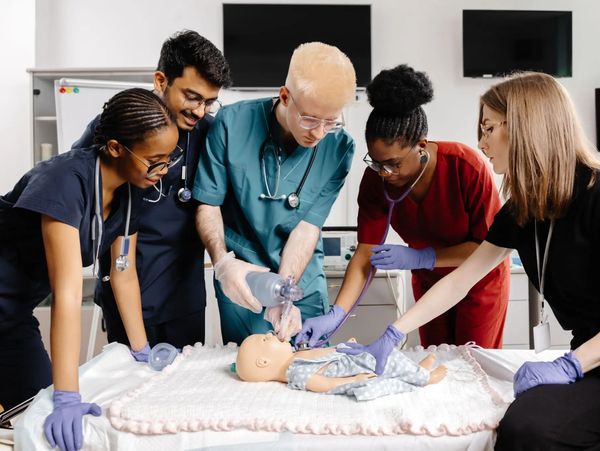 Medical team training on mannequin