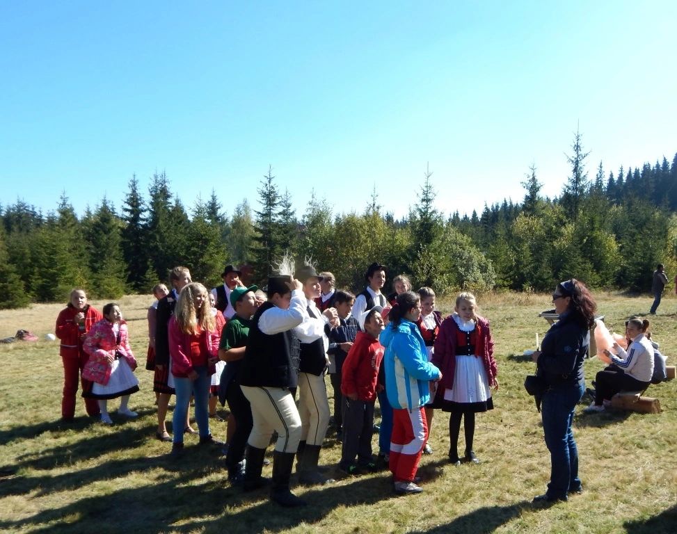 Éva András (right) with students  (Székely Forerunner 2019) 