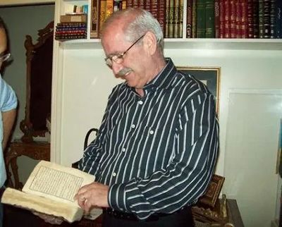 نهاد سمعان في مكتبته