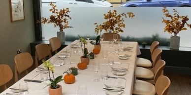 Elegant dining table set with autumn decorations and pumpkins.