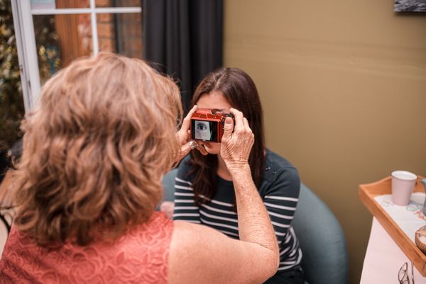 Leone naturopath using iridology camera