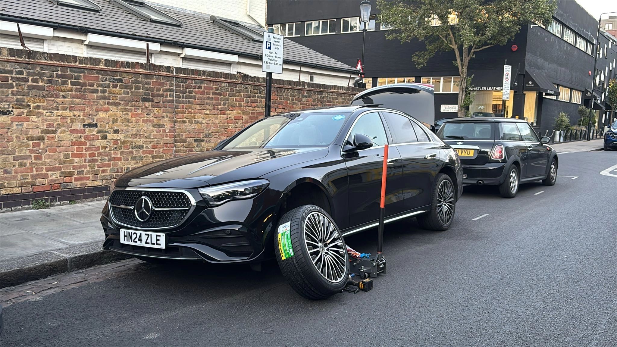 Mobile tyre fitting at work