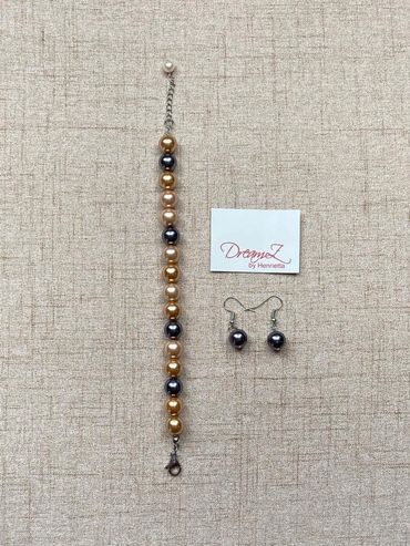 Handmade bracelet with Shell Pearls with Earrings.