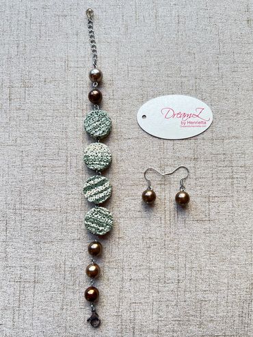 Handmade bracelet
Shell Pearls
Lava