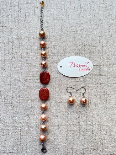 Handmade bracelet
Shell Pearls
Goldstone