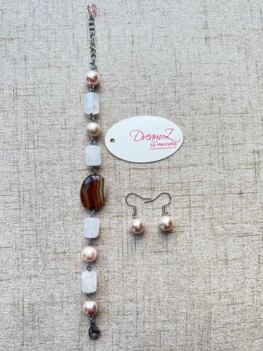 Handmade bracelet
Agate
Clear Quartz
Shell Pearls
