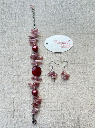 Handmade bracelet with red Muscovite teeth nugget, maroon Shell Pearls and faceted Tricolour Agate.