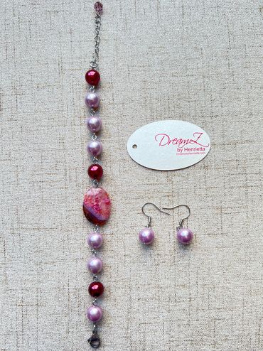 Handmade bracelet with pink/maroon Shell Pearls and fuchsia Agate.
