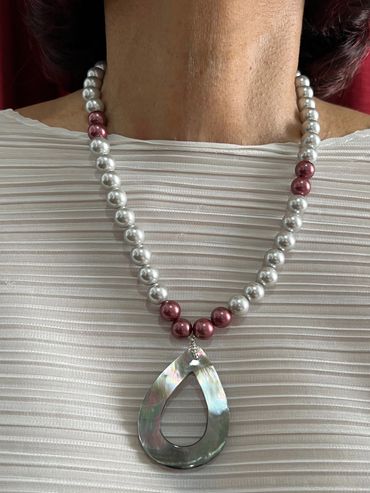 Handmade necklace
Shell Pearls
Tahiti Sea Shell Pendant