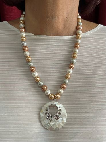 Handmade necklace
Mother of Pearl
Shell Pearls