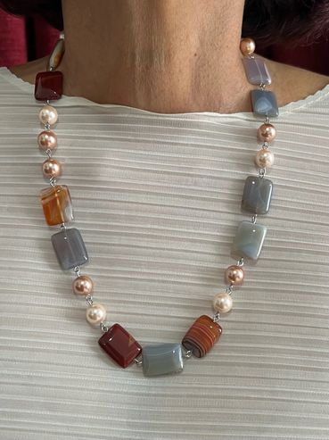Handmade necklace
Shell Pearls
Agate