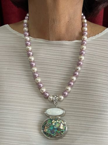 Handmade necklace
Shell Pearls
Abalone Pendant