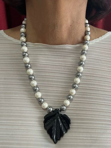 Handmade Necklace
Shell Pearls
Leaf Agate Pendant