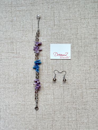 Handmade bracelet with Quartz and Coral with Earrings.
