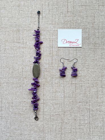 Handmade bracelet with Quartz and Coral with Earrings.