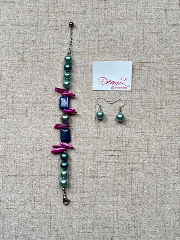 Handmade bracelet with Shell Pearls, Lapis Lazuli and fuchsia Mother of Pearl with Earrings.
