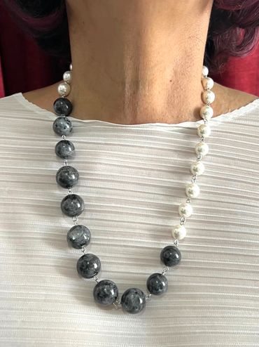 Handmade necklace
Larvikite
Shell Pearls