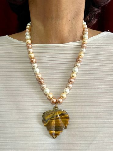 Handmade necklace
Shell Pearls
Tiger Eye Pendant