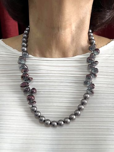 Handmade necklace
Crystal Quartz
Shell Pearls