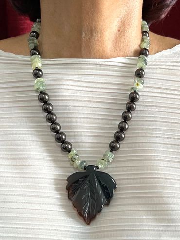 Handmade necklace
Prehnite
Shell Pearls
Agate Pendant