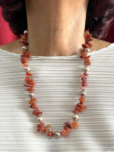 Handmade necklace
Shell Pearls
Red Chalcedony
