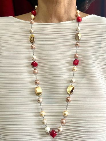 Handmade necklace
Shell Pearls
Mother of Pearl
Red Coral