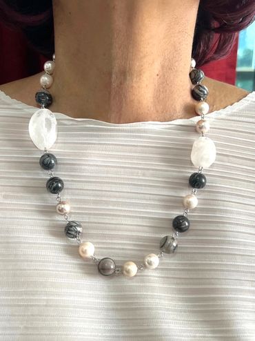 Handmade necklace
Shell Pearls
Spider Jasper
Starwberry Quartz