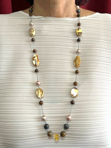 Handmade necklace
Hematoid
Petesite
Mother of Pearl