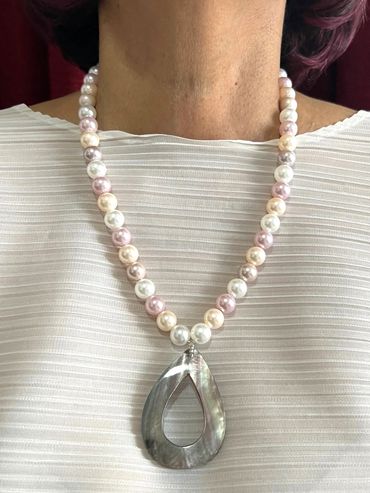 Handmade necklace
Shell Pearls
Tahiti Shell Pendant