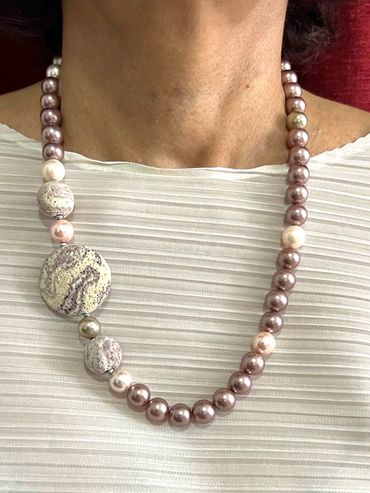 Handmade necklace
Shell Pearls
Lava